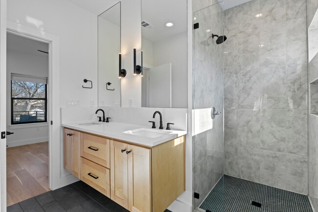 Foto del edificio - 2916 E 13th St