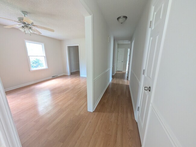 Sala de estar desde la cocina - 3 Timber Creek Ct