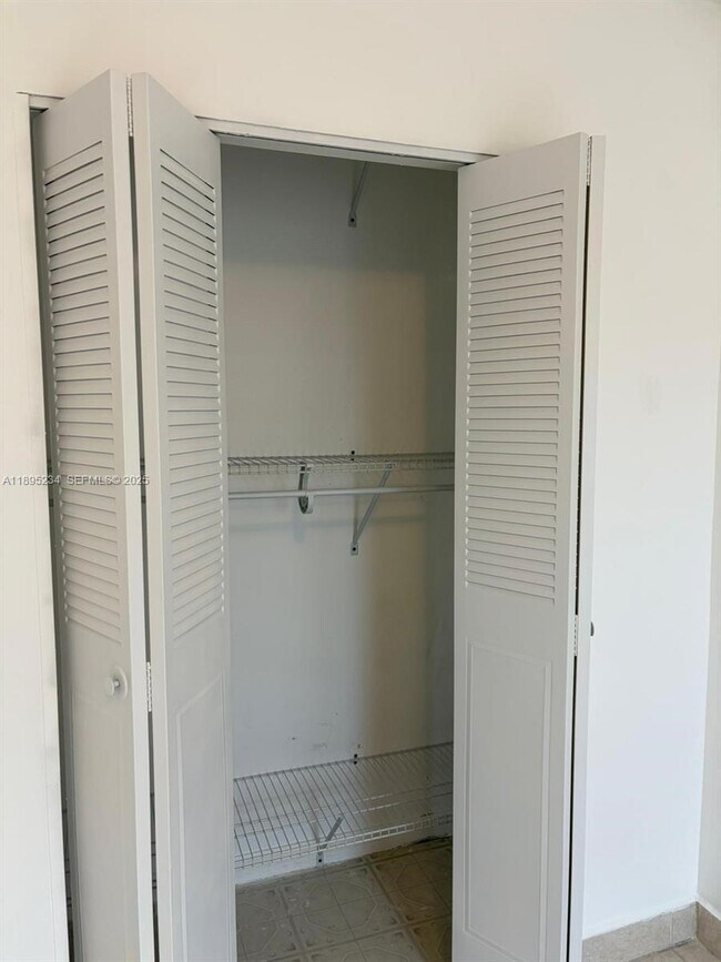 Foto del edificio - 6820 W Flagler St