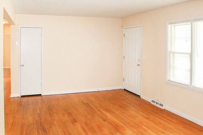 Building Photo - 3 Bedroom 1.5 Bath Raytown Ranch Style Home