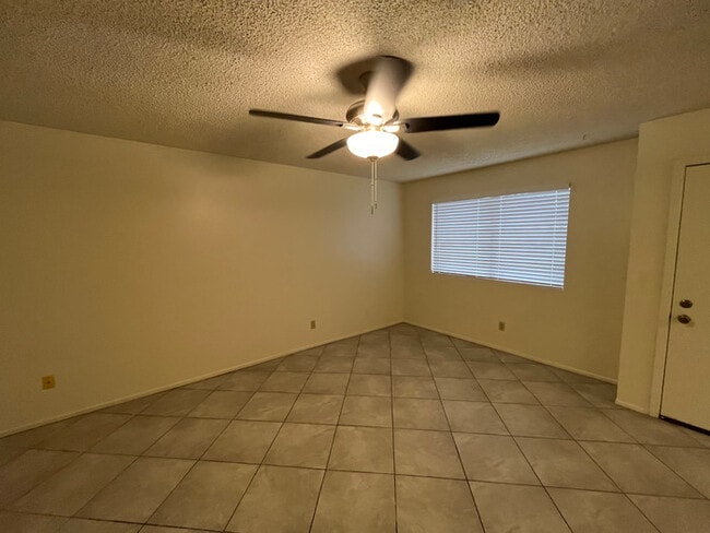 Building Photo - Beautiful 2 Beds 1.5 Baths Townhome in Sun...