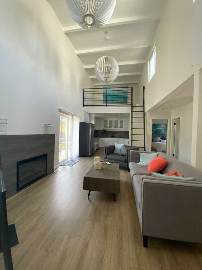 Large living room and open kitche - 425 S Catalina Ave