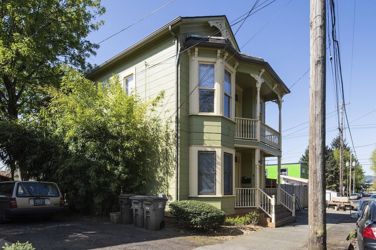 Primary Photo - Wonderful Apartment! Water and Garbage inc...