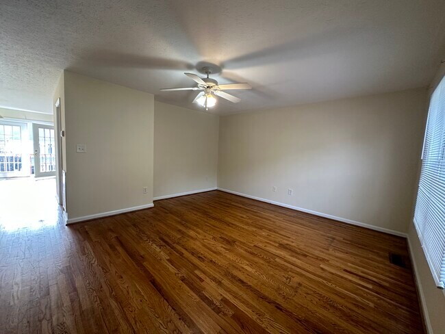 Building Photo - 726 Wyndhurst Dr