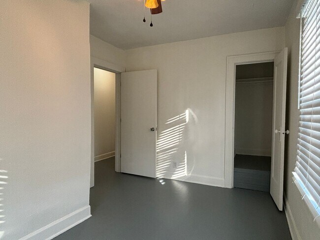 Foto del edificio - Large 2 Bed 1 Bath With Fenced in Yard & Deck!