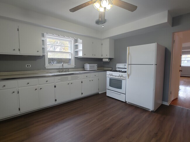 Kitchen - 4158 N Meade Ave
