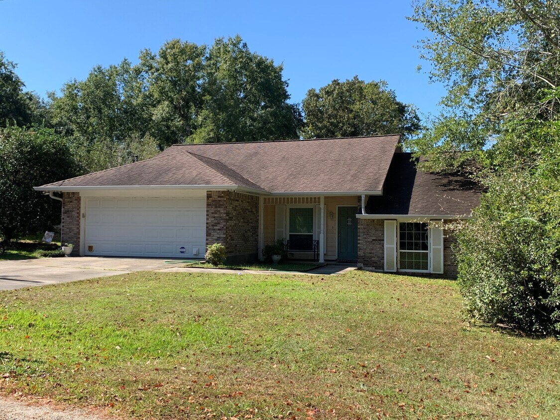 654 Mauna Loa Ct, Diamondhead, MS 39525 House Rental in Diamondhead