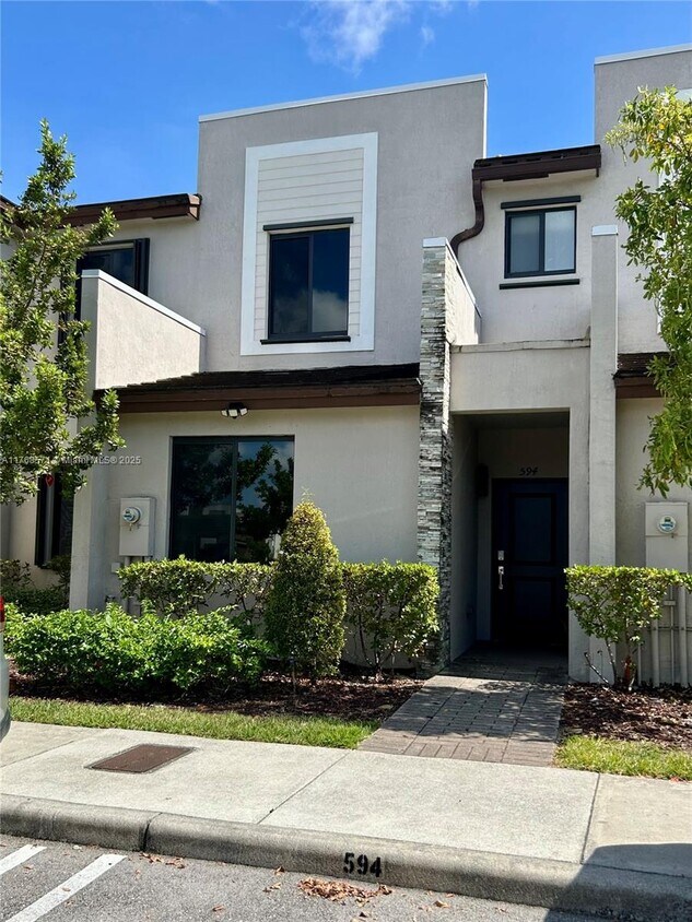 Foto principal - 594 NE 207th St