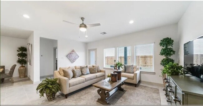 Foto del edificio - 8043 House bank Ln