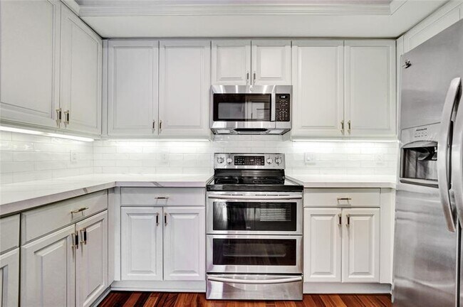 Building Photo - 2421 NE 65th St