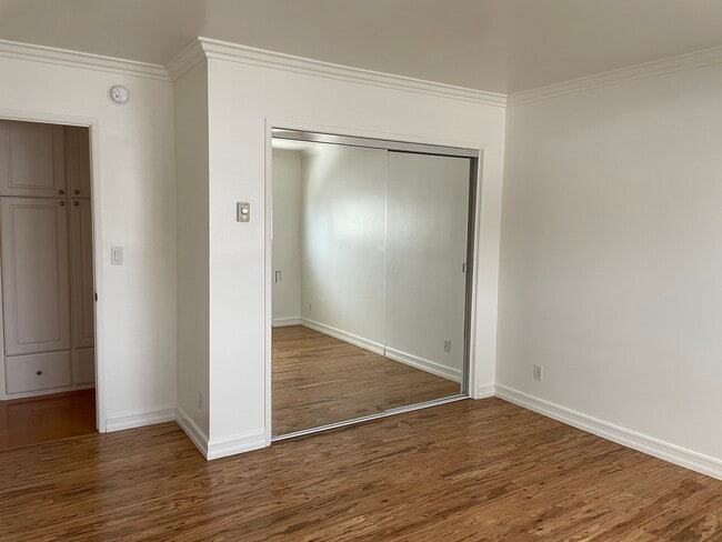 Building Photo - 1831 Barry Ave