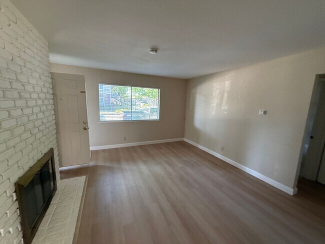 Foto del edificio - $2,695 - 2 Bd/1 Ba Duplex with remodeled kitchen and bath in Gilroy-Large backyard