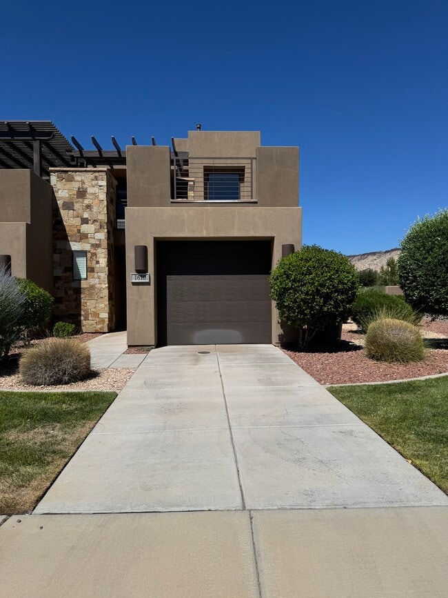 Building Photo - 1610 W Canyon Tree Dr