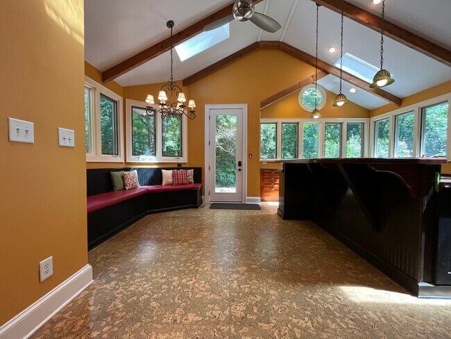 Foto del edificio - 6348 Sharon Hills Rd