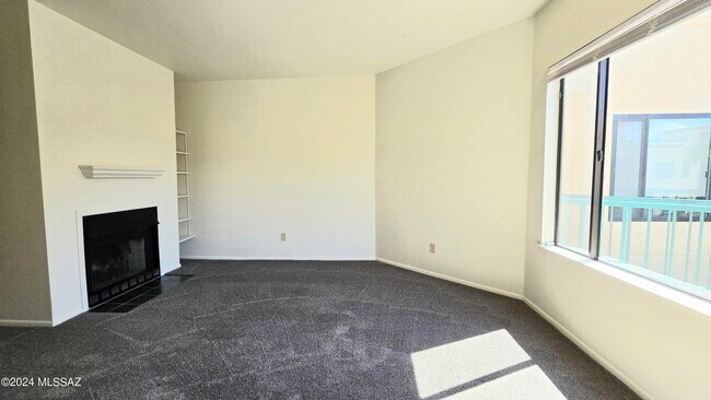 Foto del edificio - 3690 N Country Club Rd