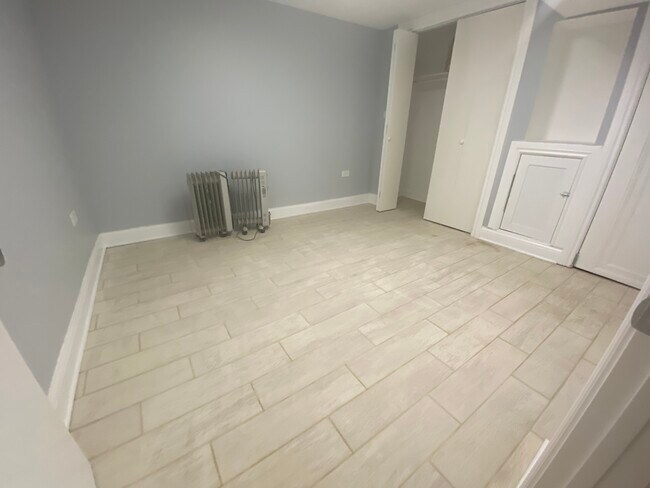 Dormitorio - 6079 N Albany Ave