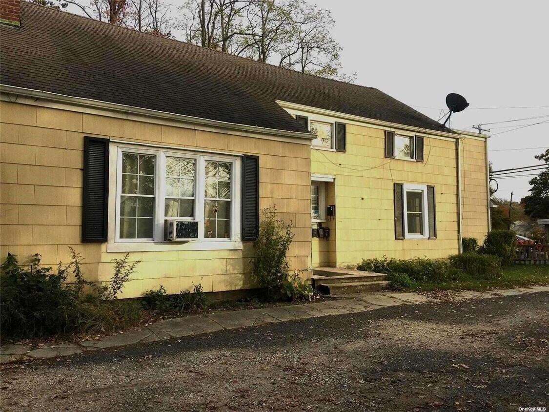 1421 Montauk Hwy Unit 4, Oakdale, NY 11769 Room for Rent in Oakdale