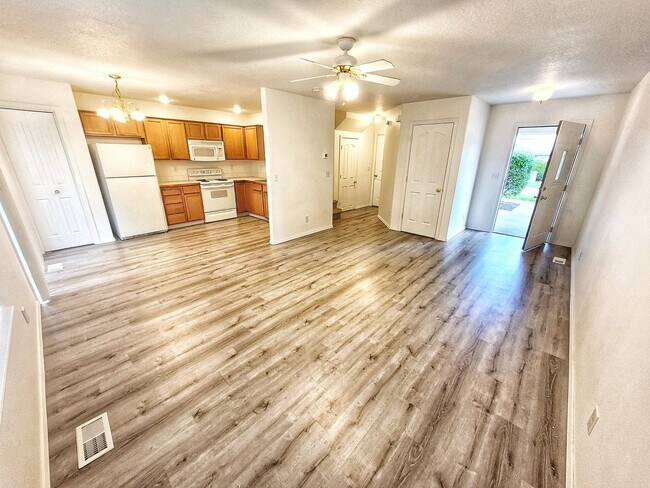 Foto del edificio - Beautiful 3 bed 1.5 bath Townhome with gar...