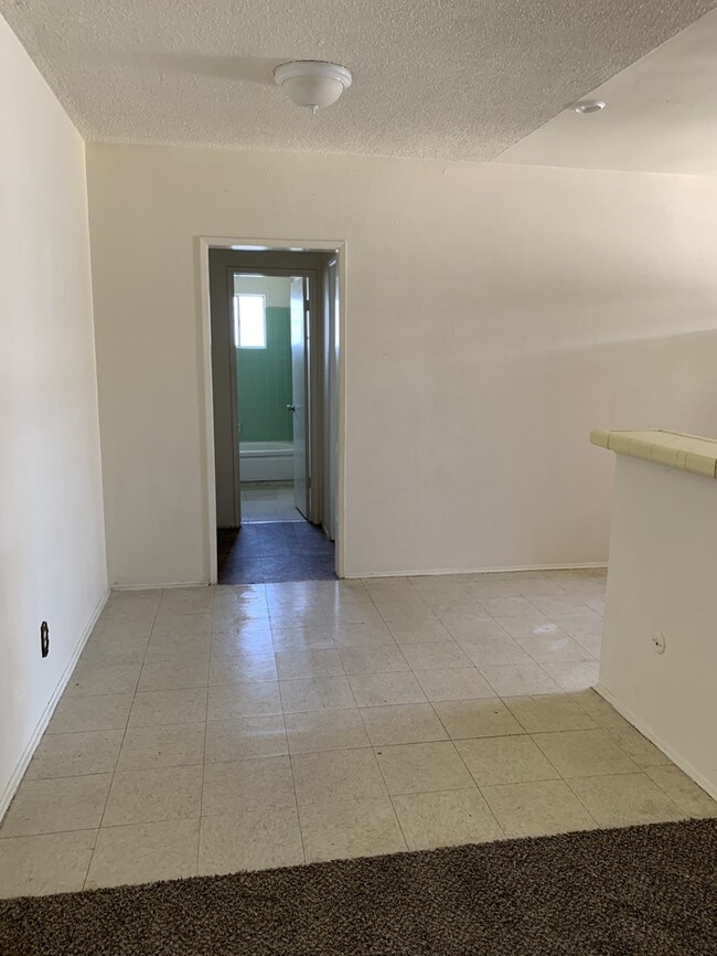 Upstairs apartment available in Hanford! Apartment for Rent in