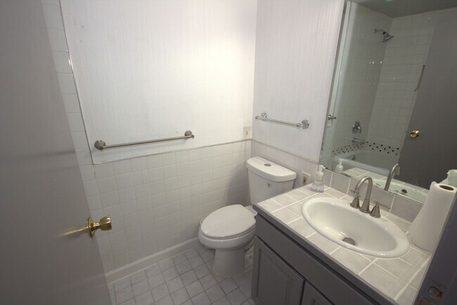 Building Photo - Beautiful SeaTac Home with Expansive Territorial Views