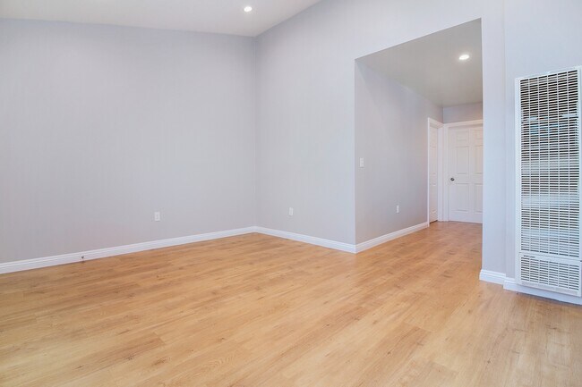 Foto del edificio - Olive Avenue Triplex