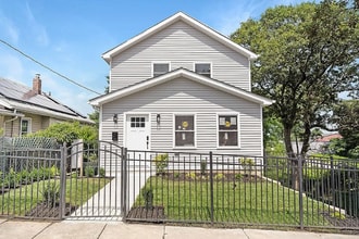 Building Photo - 3 Sylvan Pl