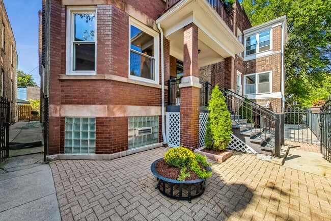 Building Photo - 2254 N Springfield Ave