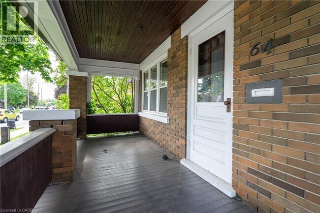 Photo du bâtiment - 64 Highland Rd W