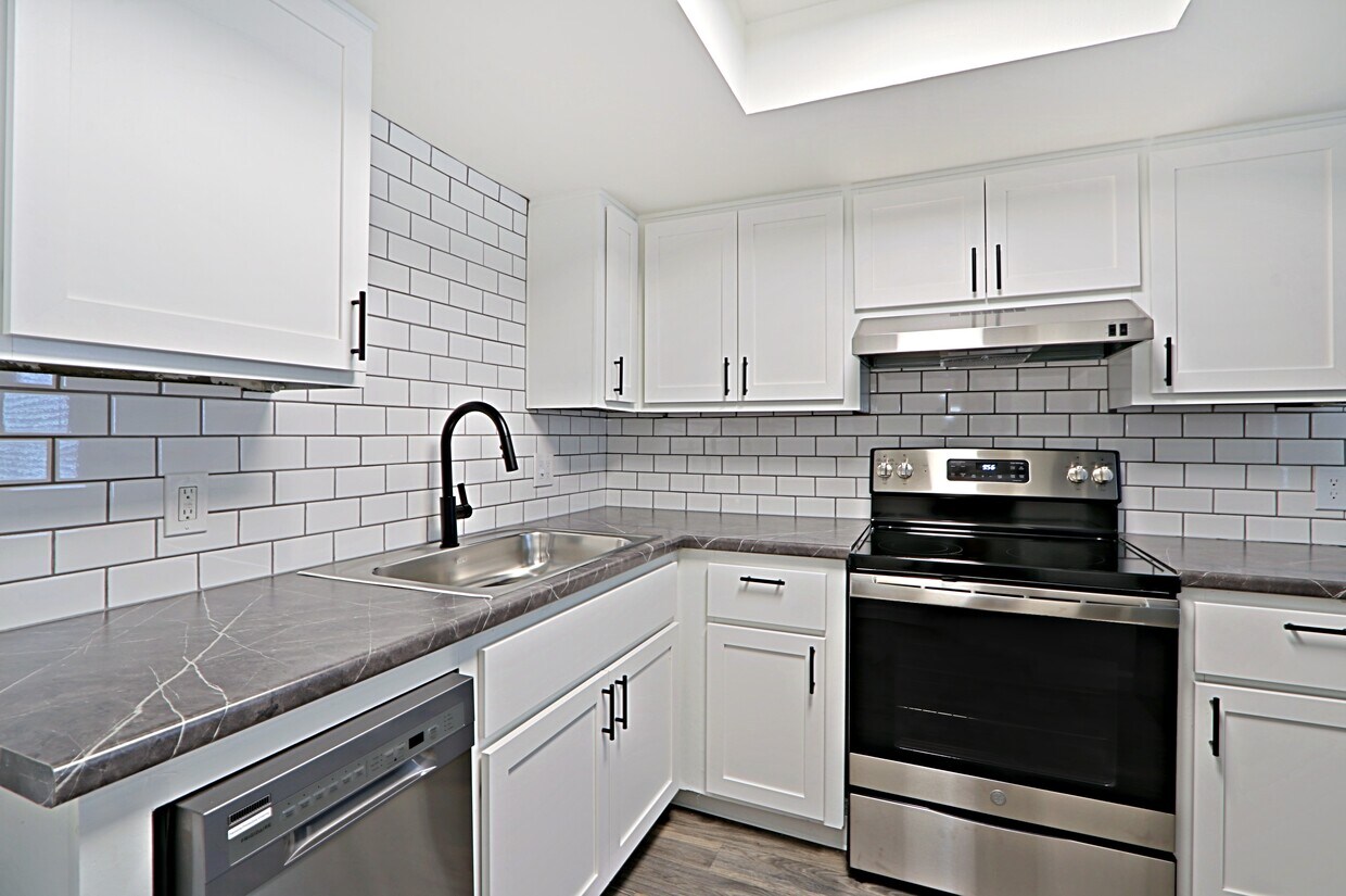 North Edge Phoenix Apartments 12440 N 113th Ave Youngtown, AZ