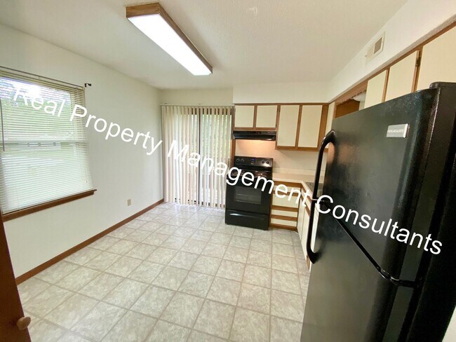 Building Photo - 2 Bedroom with Garage & Private Balcony