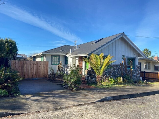 Foto del edificio - House with Charm, 2/1 with large garage and bonus room & bathroom