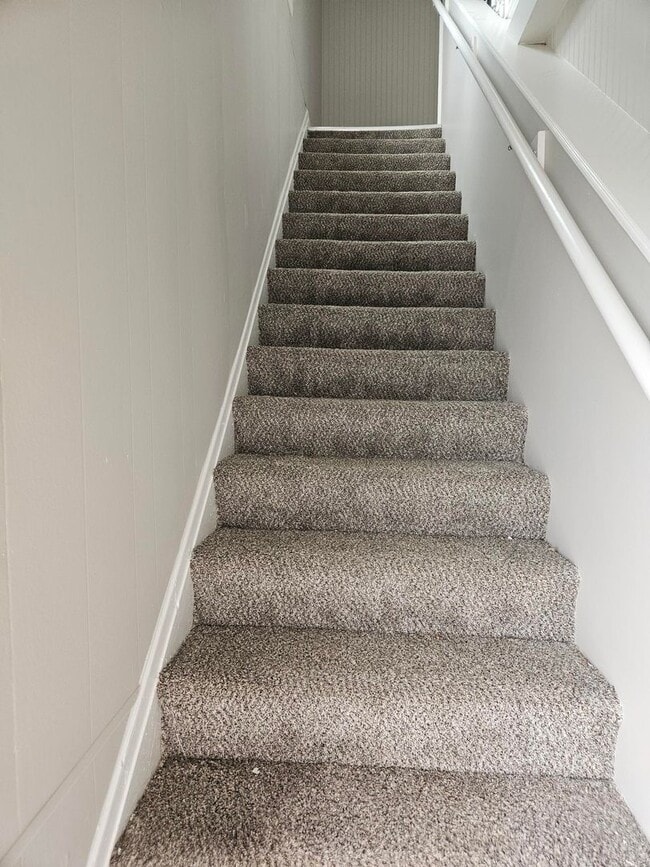 Building Photo - 424 E Fifth St