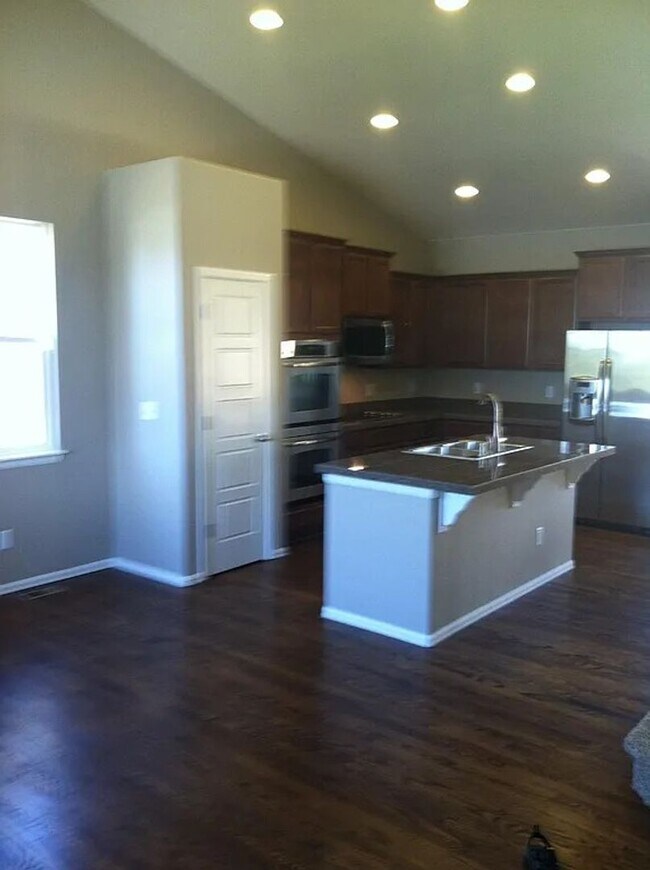 Photo - 3 BR/2.5BA Home with 2-Car Garage Near Buc...
