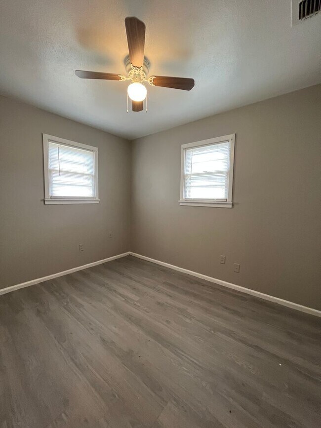 Building Photo - Charming 2-Bedroom in Manhattan Heights – ...