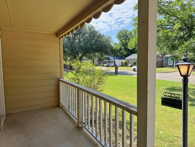 Foto del edificio - Large 3 Bed 2 Bath in Floral Heights!