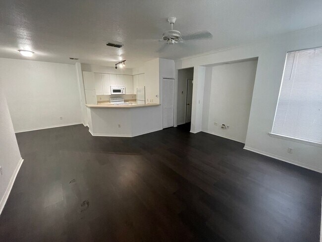 Building Photo - 1 Bed/1 Bath in Manor Row at Park Central!...