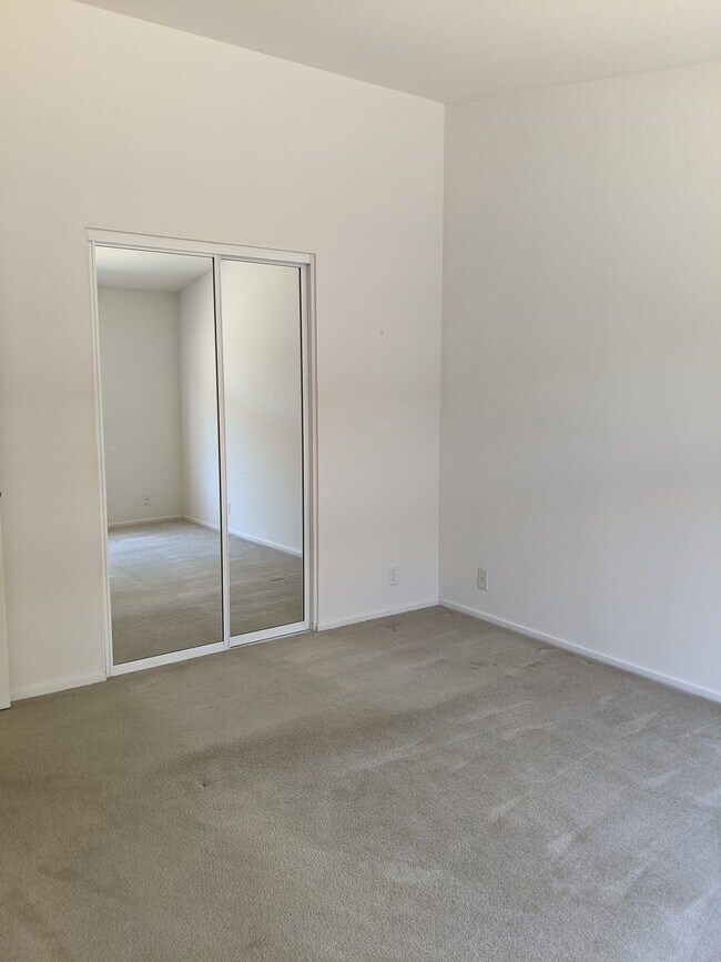 Foto del edificio - 351 Lark Dr