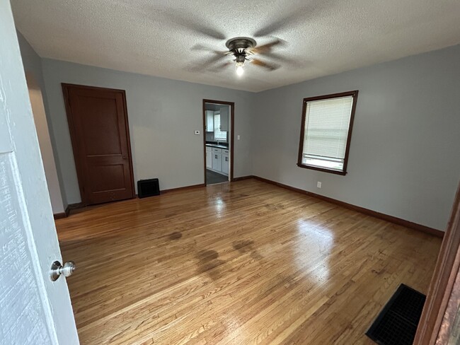 Building Photo - 702 Pillsbury Ave