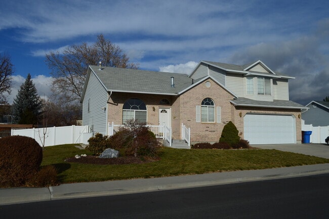 Building Photo - 516 W 300 S St