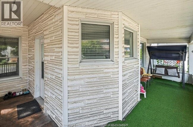 Building Photo - 359 Gladstone Ave