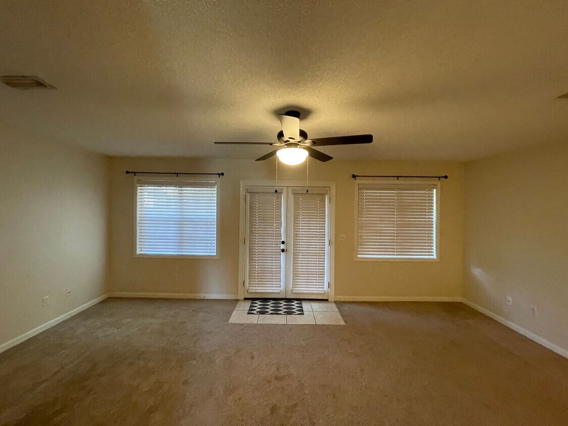 Foto principal - Foxchase Subdivision! END UNIT CLOSE TO CO...