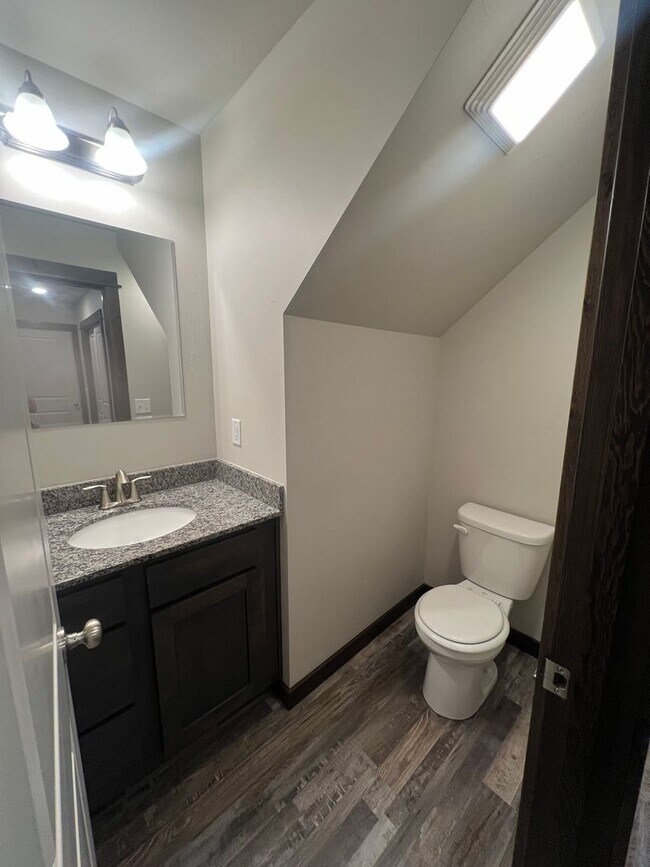 Building Photo - 3 Bed 2.5 Bath with double attached garage...