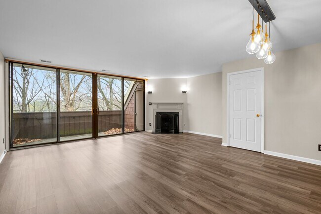 Foto del edificio - UPDATED 3BR, 2.5BA town-house in Arlington...