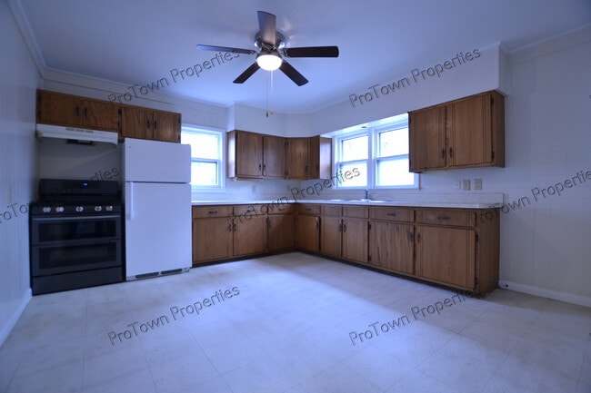 Building Photo - 10 5th Ave