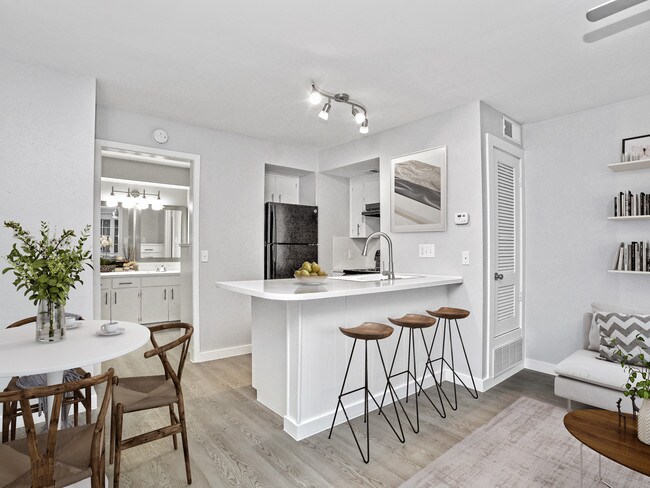 Estudio renovado - 6811 Great Northern Blvd