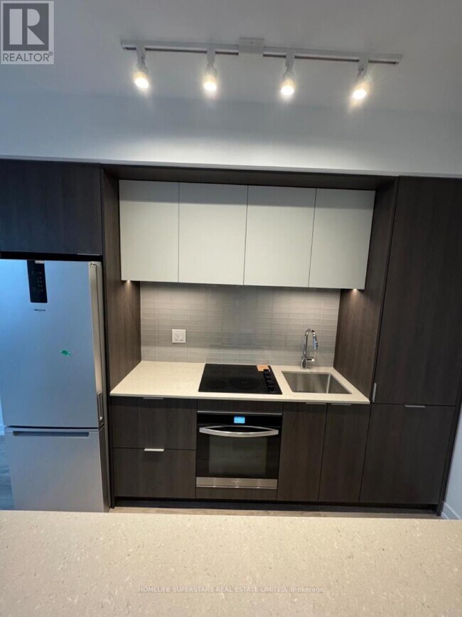 Photo du bâtiment - 395 Square One Dr