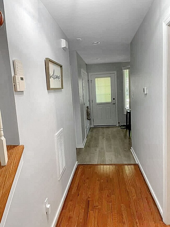 Building Photo - Beautifully Updated 3 Bedroom, 2.5 Bathroo...