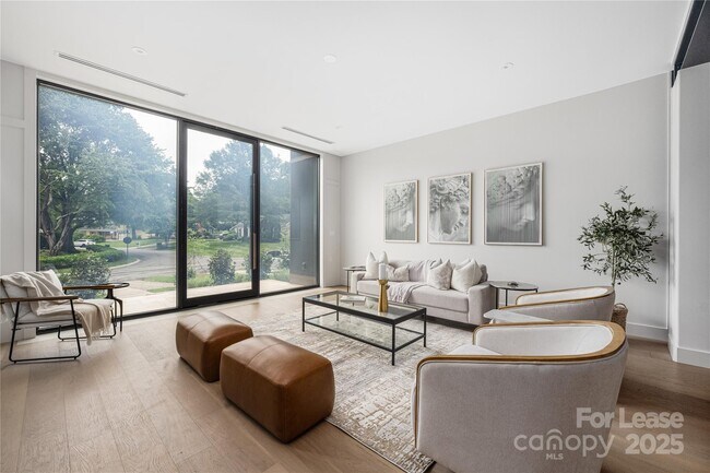 Foto del edificio - 4026 Chevington Rd