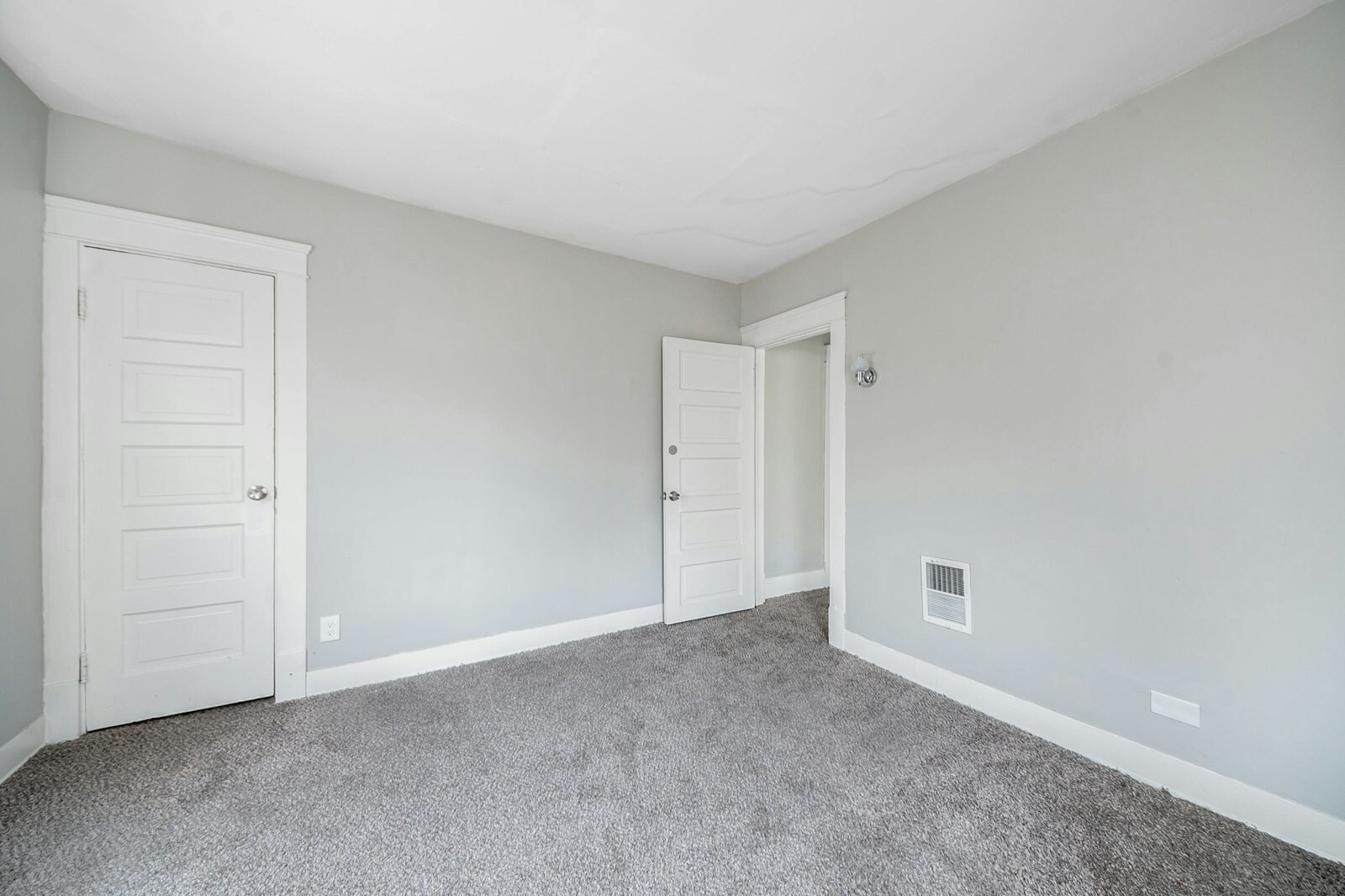 10516 Massie Ave Cleveland, OH 44108 – photo 3