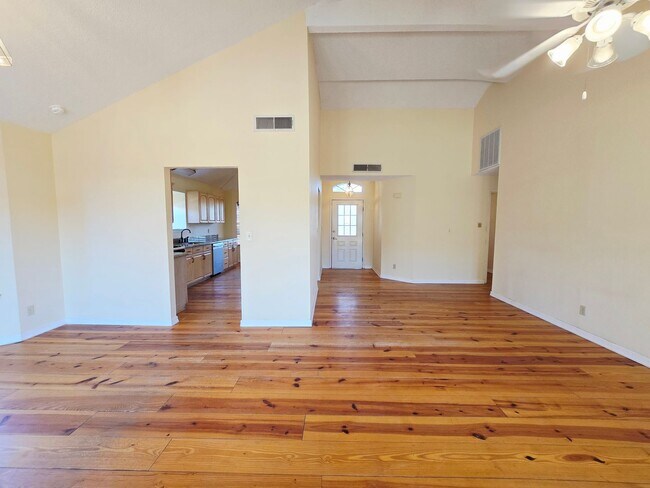 Building Photo - Charming 3 Bedroom, 2 bath Home in West El...